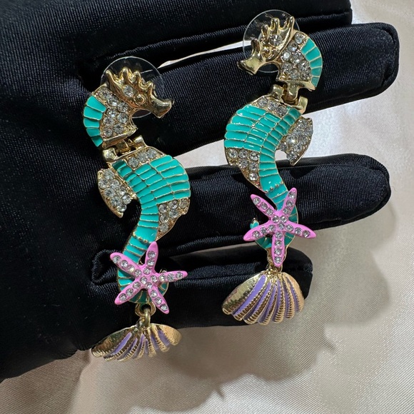 Seahorse and Starfish Earrings - Turquoise and Gold - Picture 5 of 8